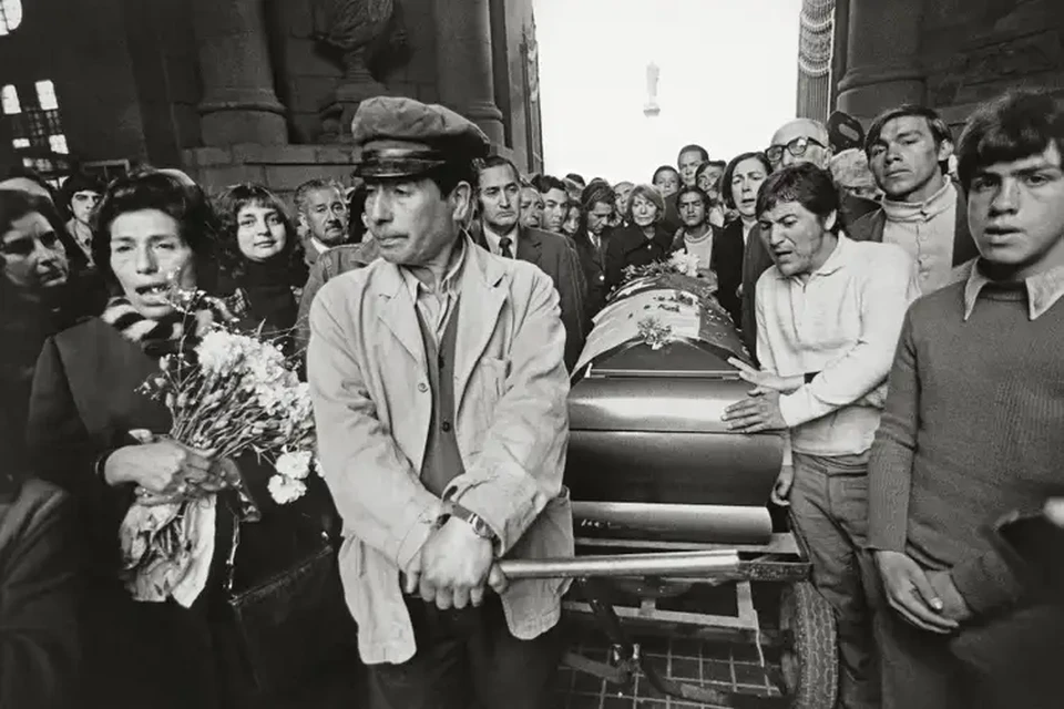 Enterro do poeta Pablo Neruda no Cemitrio Geral de Santiago, Santiago, Chile, 25/09/1973 (foto: Evandro Teixeira/Acervo IMS)