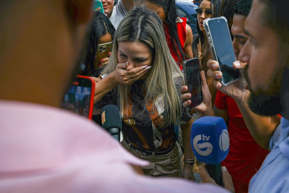 Deolane Bezerra chegou a frum no Recife cobrindo a boca (Foto: Rafael Vieira/DP)