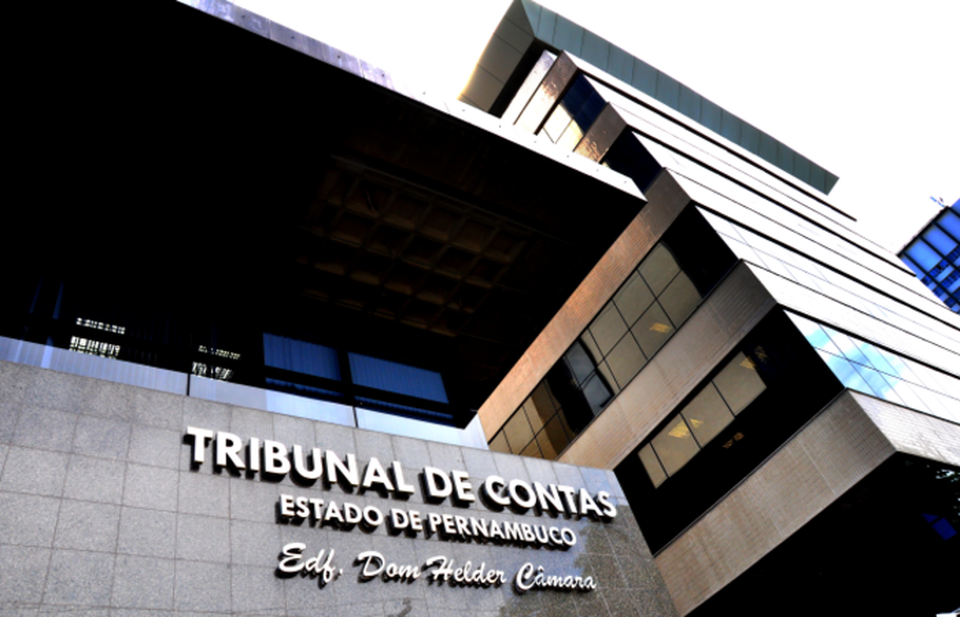 Medida cautelar foi emitida pelo presidente do Tribunal de Contas do Estado de Pernambuco (TCE-PE) (Foto: Reproduo/TCE-PE
)