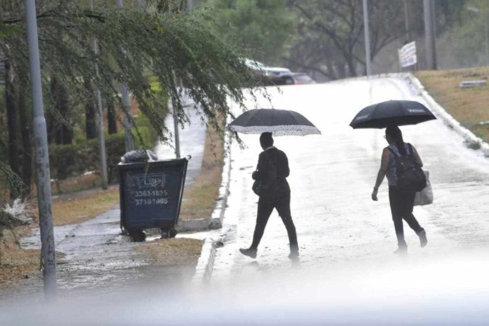 

Chuva na tarde desta segunda-feira (07/10) marcou o fim da maior seca da histria no DF (foto: Minervino Jnior/CB/DA Press)