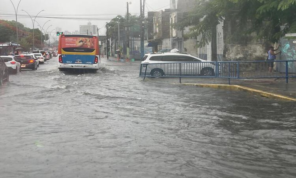 O aviso meteorolgico est na cor laranja e indica estado de ateno (Foto: Rmulo Chico/DP foto)