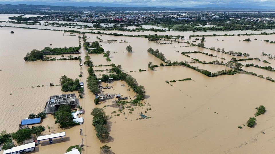 Foto area mostra casas submersas em enchentes devido s fortes chuvas provocadas pela tempestade tropical Trami na cidade de Tuguegarao, provncia de Cagayan (Foto: John Dimain / AFP)