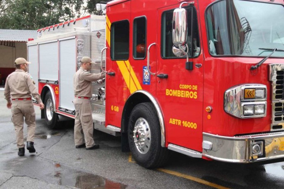 
Segundo os bombeiros, o socorrista, parente das vtimas, foi reconfortado por colegas  (foto: Divulgao/SESP-PR)