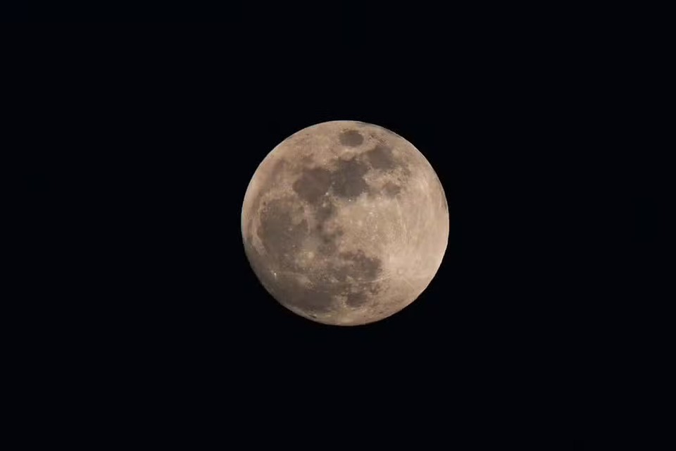 Grande paralisao lunar acontece nesta sexta-feira (21) (Foto: Ted ALJIBE / AFP)