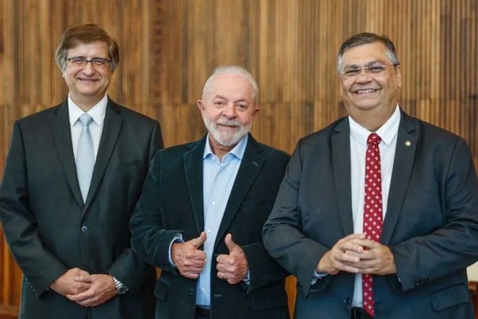 Lula ao lado dos indicados para a PGR, Paulo Gonet (esquerda), e para o STF, Flvio Dino (foto: Ricardo Stucket/PR)