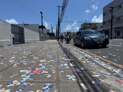 Panfletos e santinhos na rua 