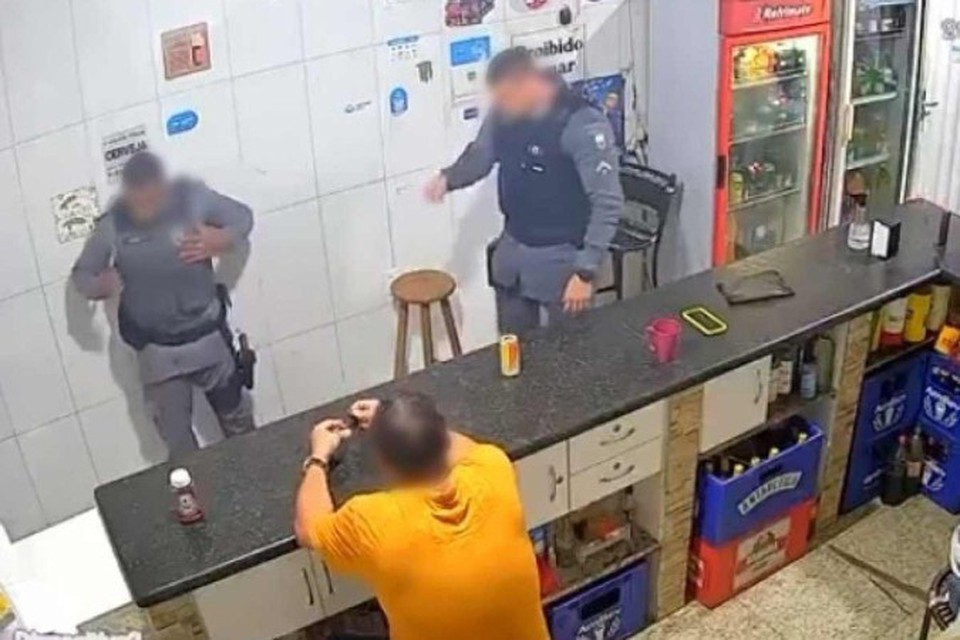  (Policia Militar do Esprito Santo abriu inqurito para apurar conduta e demais circunstncias sobre o flagrante de dois policiais agredindo um homem em um bar - (crdito: Reproduo)
)