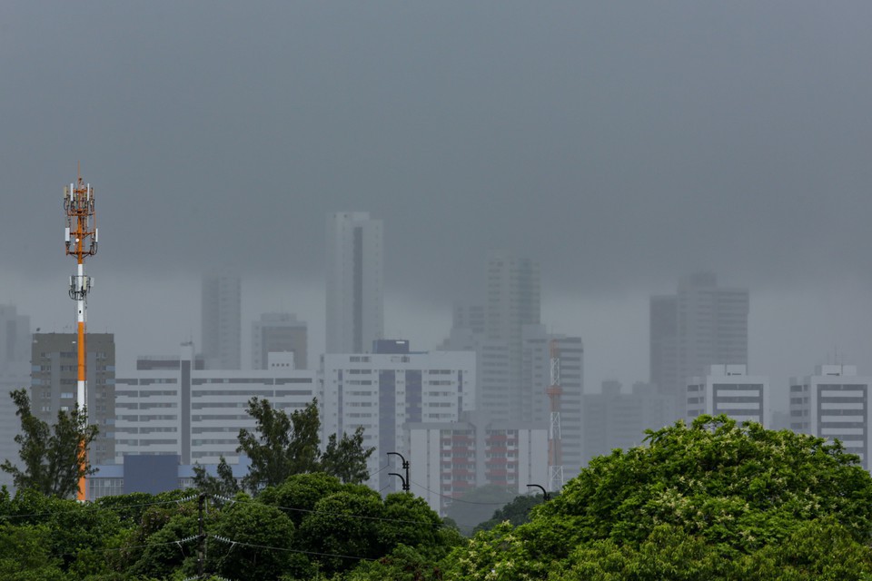 Previso  de chuva para o Recife  (Rafael Vieira/DP Foto)
