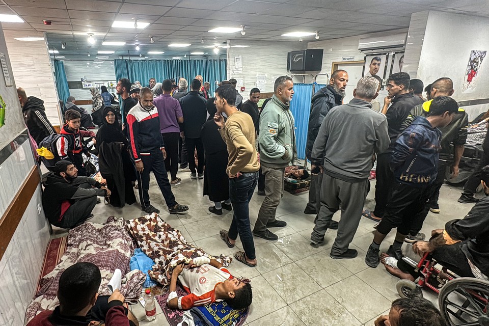 Pessoas caminham e feridos deitam-se em esteiras na enfermaria de trauma do Hospital Kamal Adwan em Beit Lahia, norte da Faixa de Gaza (Foto: AFP)