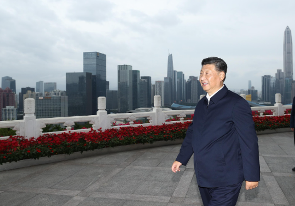 Xi Jinping olha para a cidade de Shenzhen do Parque Lianhuashan, na Provncia de Guangdong, sul da China, em 14 de outubro de 2020. Xi participou de uma grande reunio realizada para celebrar o 40 aniversrio do estabelecimento da Zona Econmica Especial de Shenzhen e fez um importante discurso em 14 de outubro de 2020 (Foto: Xinhua/Ju Peng)