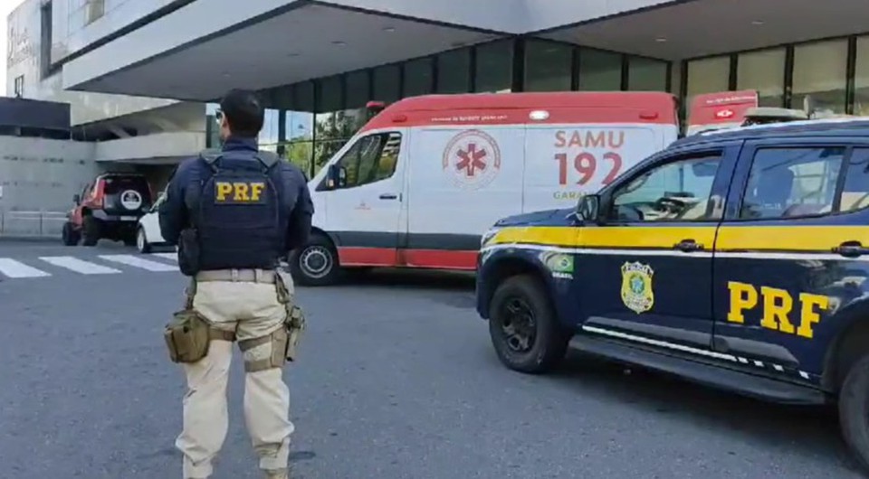 A me e os outros dois filhos, com 14 e 12 anos, foram socorridos em trs ambulncias por equipes mdicas e pelo Samu (Foto: Divulgao/PRF)