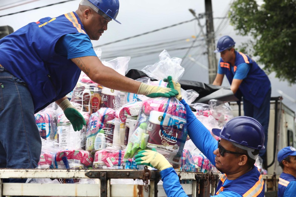 De acordo com a prefeitura, serão enviados 500 colchões, 500 kits de higiene pessoal, 500 kits de limpeza e 100 caixas de água mineral em copos (Foto: Hélia Scheppa/PCR)