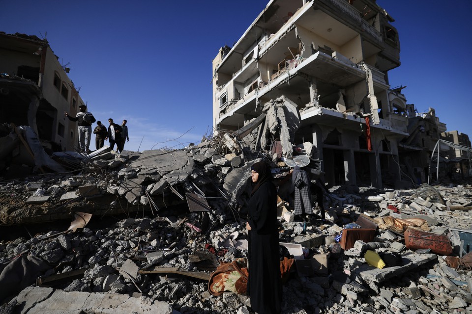 Milhares de famlias de palestinos deslocados, com os seus poucos pertences, encheram as estradas do sul da Faixa de Gaza nesta sexta-feira (24) para voltar para suas casas, aproveitando o incio da trgua de quatro dias entre Israel e o Hamas (Crdito: MAHMUD HAMS / AFP)