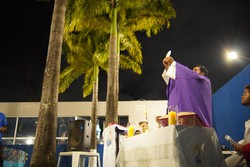 Fiis participam de missa que marca 30 dias de tragdia no Morro da Conceio (Foto: Francisco Silva/DP Foto)