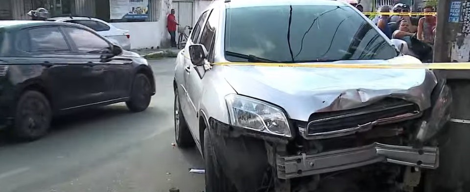 Carro imprensou moto em poste e matou um homem  (Foto: Reproduo/ TV Guararapes)