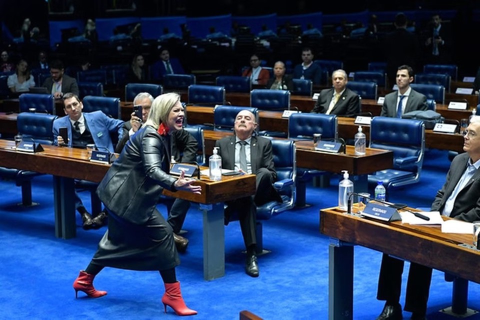 Nyedja Gennari, contadora de histrias, durante performance no Senado (Foto: Geraldo Magela/Agncia Senado
)