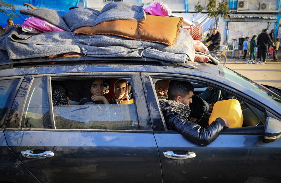 Palestinos que se refugiaram em abrigos temporrios retornam s suas casas no leste de Khan Yunis, no sul da Faixa de Gaza, durante as primeiras horas de uma trgua de quatro dias nas batalhas entre Israel e militantes do Hamas (Crdito: MAHMUD HAMS / AFP)