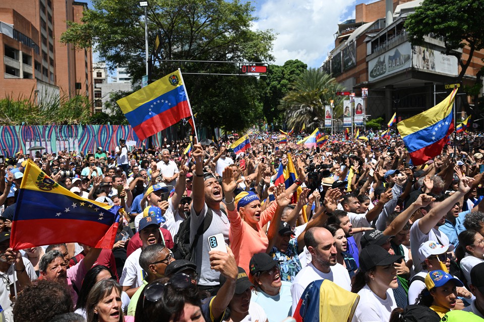 Oponentes do presidente venezuelano Nicols Maduro participam de uma manifestao convocada pela lder da oposio Maria Corina Machado por causa dos resultados contestados das eleies presidenciais (Foto: FEDERICO PARRA / AFP
)