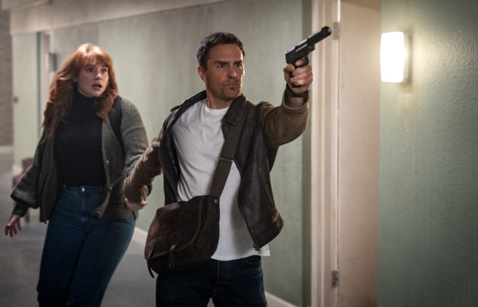  (Bryce Dallas Howard e Sam Rockwell formam parceria improvvel de espies. Apple/Universal)