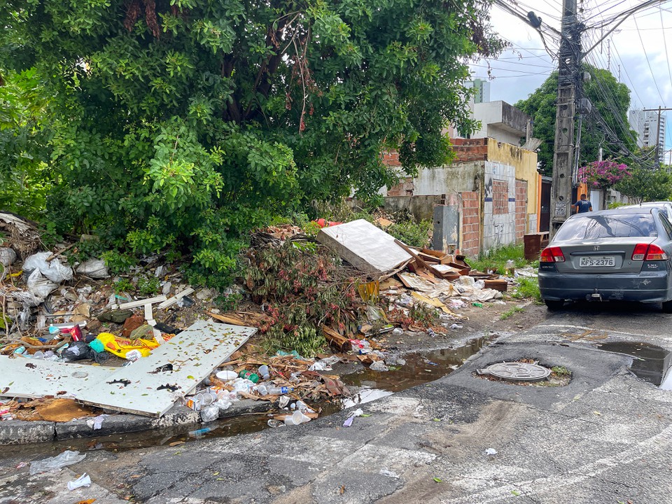 O cenrio preocupa moradores do entorno e prejudica a passagem de pedestres (Foto: Rmulo Chico/DP)