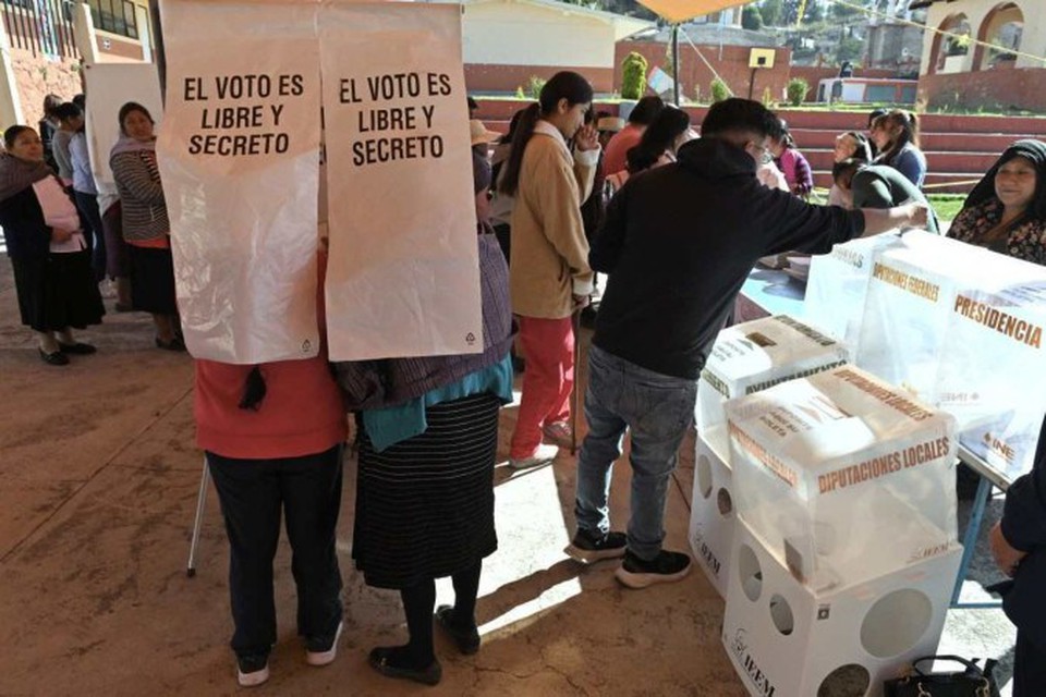 Membros da comunidade indgena Otomi votam em uma seo eleitoral na aldeia de Jiquipilco el Viejo, municpio de Temoaya, estado do Mxico (Foto: MARIO VAZQUEZ / AFP)