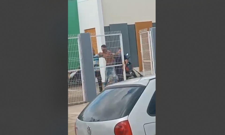 
Homem que invadiu escola  preso pelos policiais (foto: Redes Sociais/Divulgao)