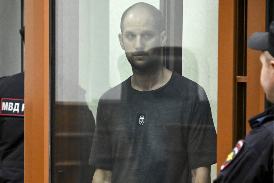 O jornalista norte-americano Evan Gershkovich, acusado de espionagem, durante o anncio do veredito no Tribunal Regional de Sverdlovsk, em Yekaterinburg (Foto: ALEXANDER NEMENOV / AFP
)