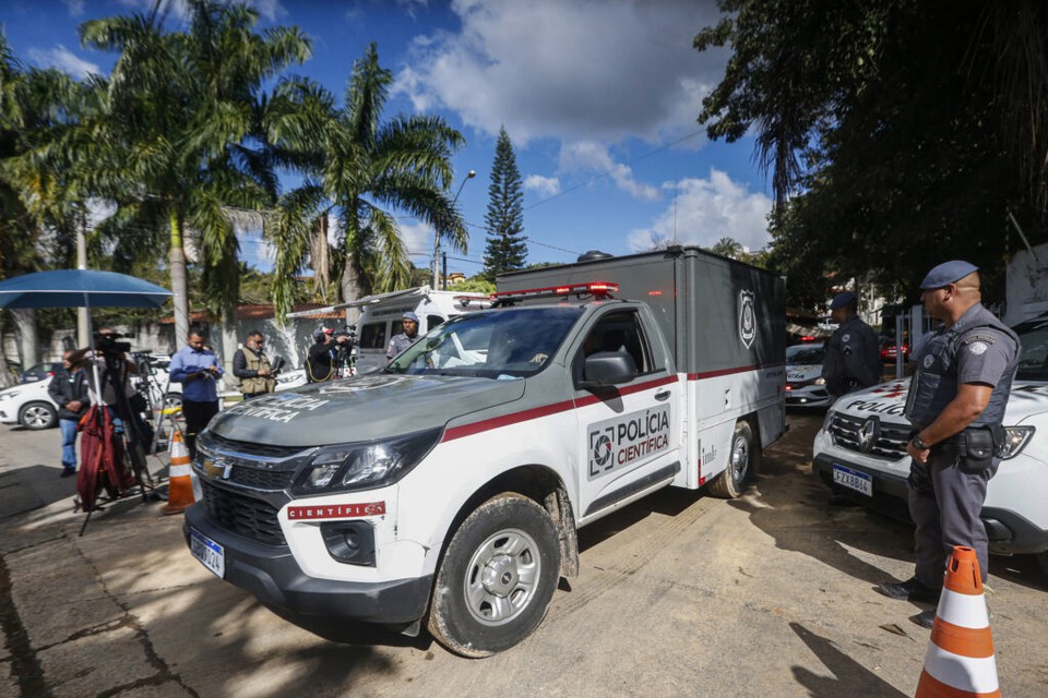 At segunda-feira (12/8), 27 corpos foram identificados e 12 liberados aos familiares (Foto: Paulo Pinto/Agncia Brasil)