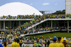 A proposta tambm derruba todas as medidas de restrio de direitos impostas aos golpistas, como priso e uso de tornozeleira eletrnica