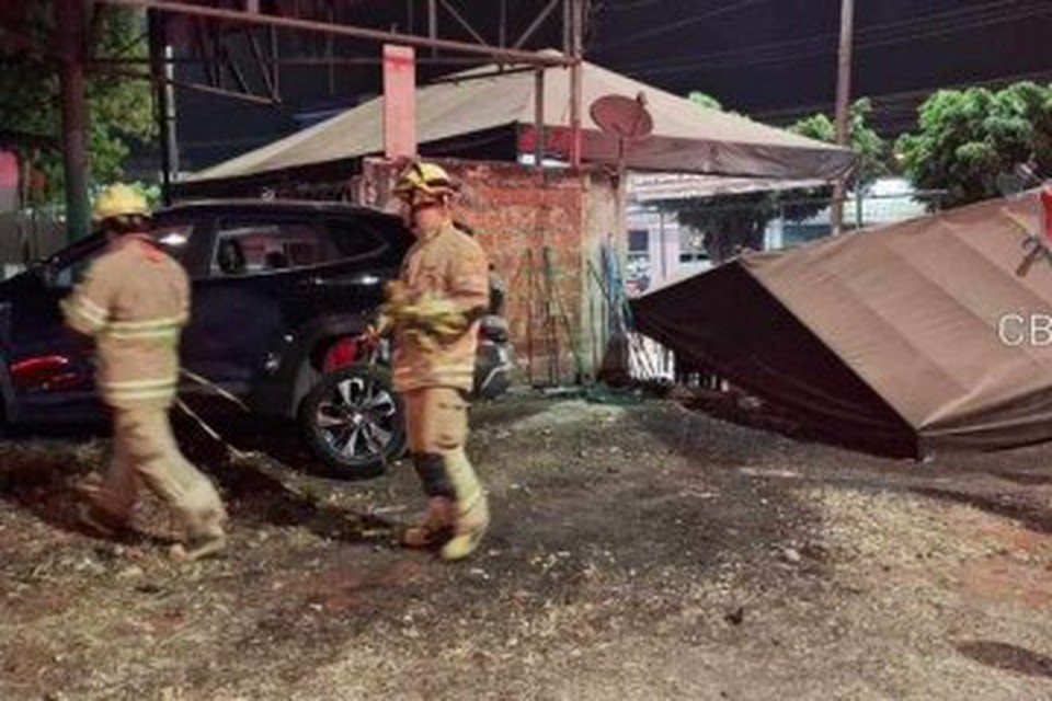 Uma motorista de 21 anos derruba quiosque e invade escola particular em Santa Maria durante a madrugada (Foto: Divulgao CBMDF)