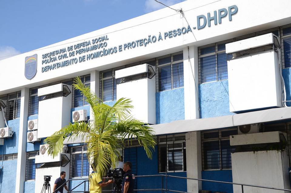Tanto a vtima, quanto os autores do crime, foram conduzidos ao DHPP, no bairro do Cordeiro, na Zona Oeste do Recife  (Foto: Arquivo )