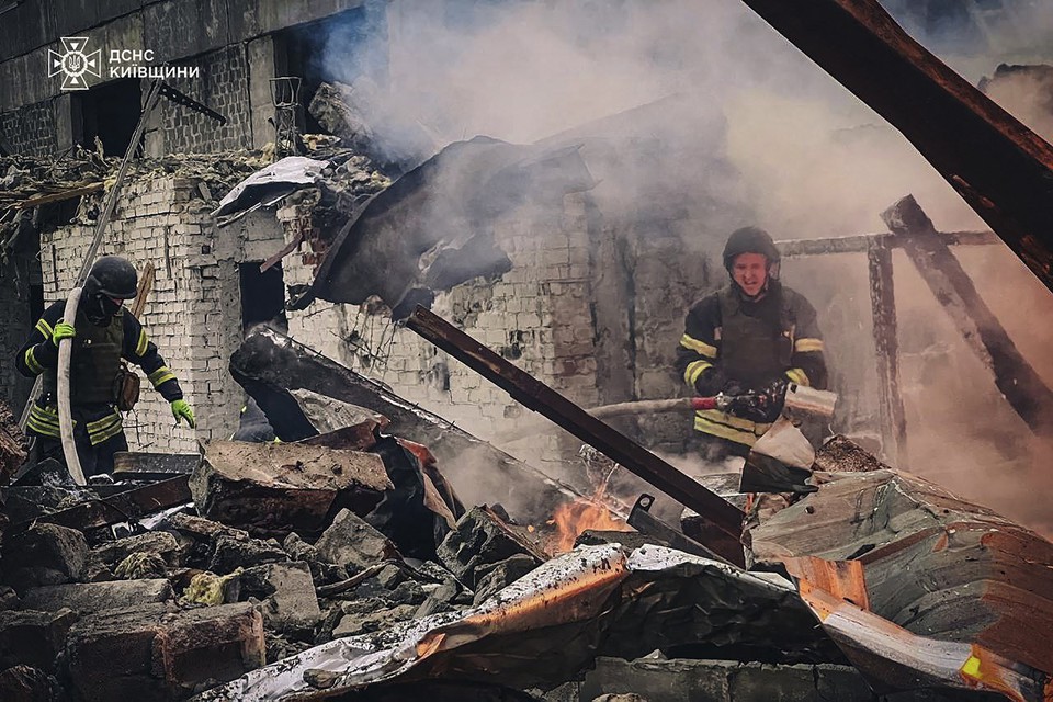 Ataque areo russo na Ucrnia  (foto: HANDOUTU/kraine Emergency Service/AFP)