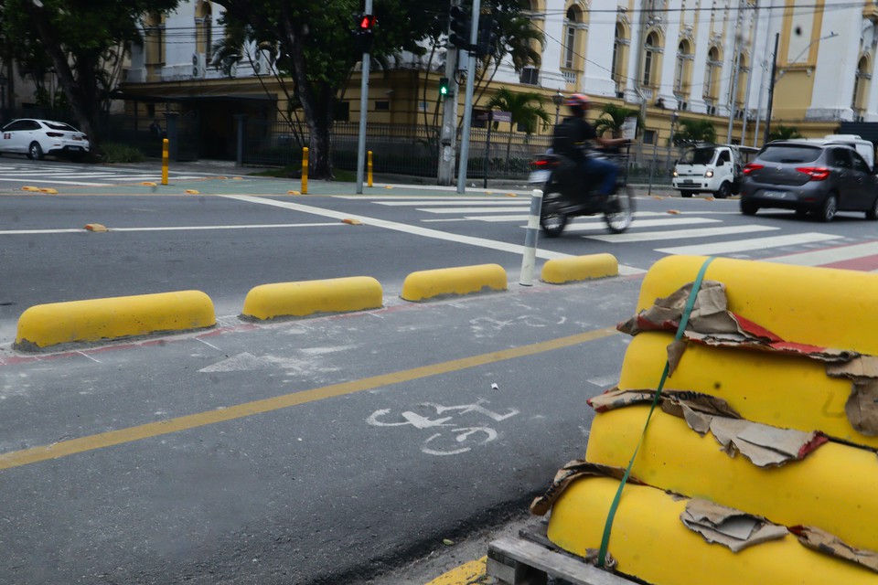 A ausência dos prismas na ciclofaixa da Praça da República era reivindicada por ciclistas desde 2022 (Foto: Priscilla Melo/DP )