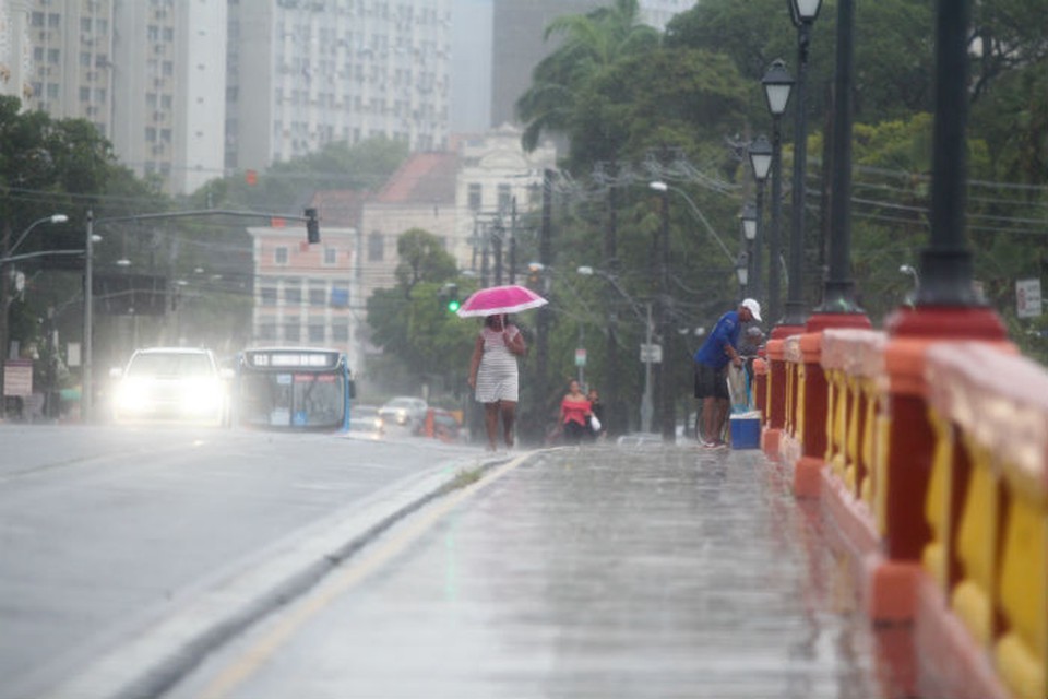 De acordo com o site da Apac, o clima deve ser parcialmente nublado a nublado com pancadas de chuva na RMR e Zona da Mata (Foto: Arquivo/DP)