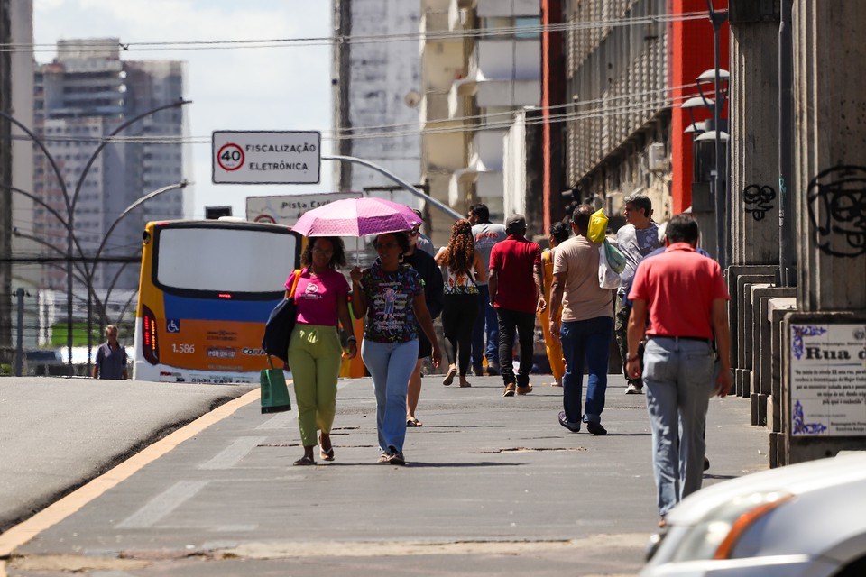 Os passageiros do Transporte Pblico sofrem Diariamente com as altas temperaturas e ausncia de coletivos com refrigerao   (Rua Pablo/DP)