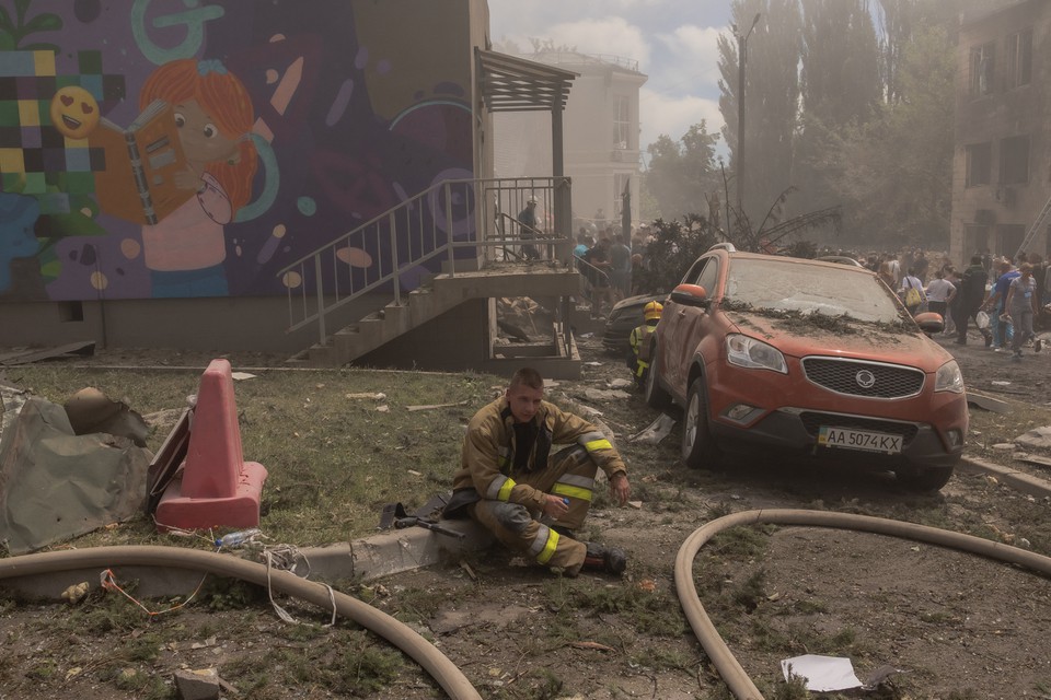 Socorrista descansa ao lado do prdio destrudo do Hospital Infantil Ohmatdyt aps um ataque com msseis russos na capital ucraniana, Kiev (Foto: ROMAN PILIPEY / AFP
)