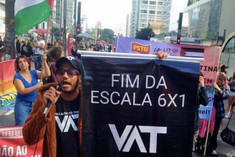 
Vida Alm do Trabalho (VAT)surgiu em setembro de 2023, aps Rick Azevedo, fundador do movimento, publicar um vdeo no TikTok demonstrando indignao pela jornada exaustiva de trabalho na escala 6x1 (Crdito: Reproduo/Instagram)