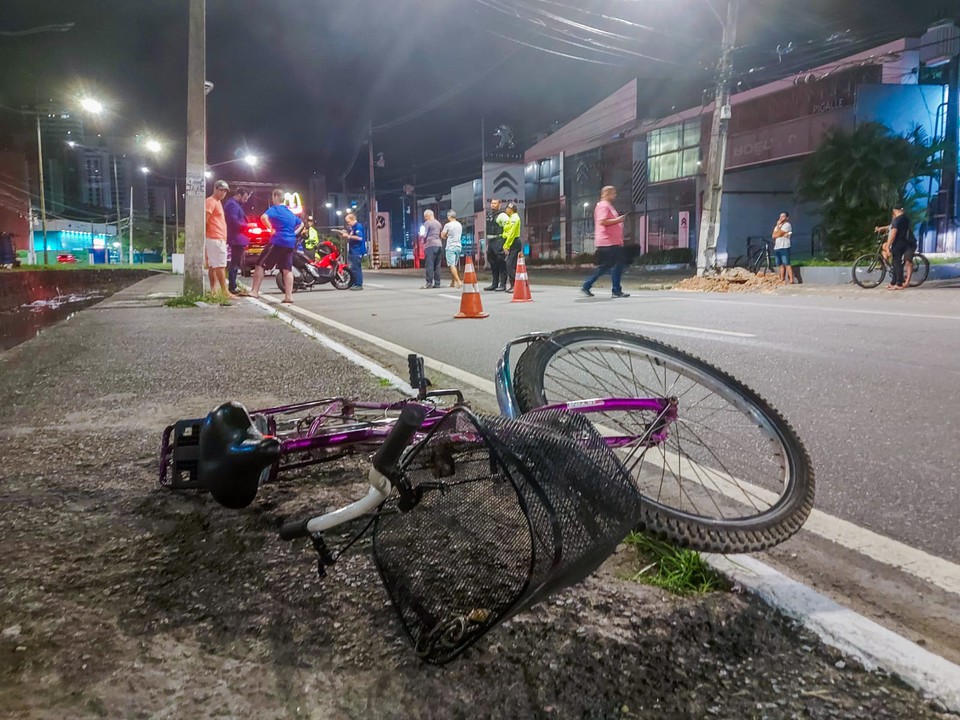 A ciclista foi levada para o Hospital da Restaurao, no Recife (Foto: Adelmo Lucena/DP)