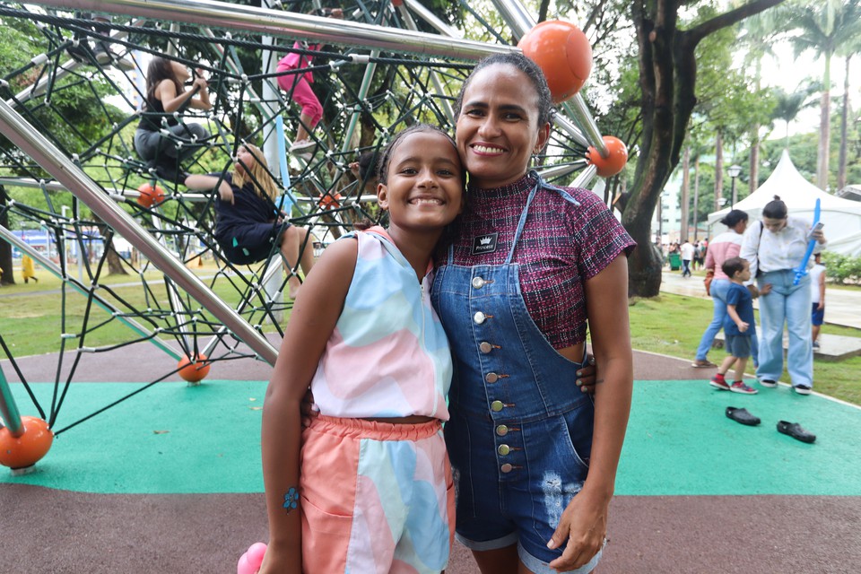 A tcnica laboratorial, Cristiane Conceio, de 44 anos, e a sua filha, Flor de Maria, de 9 anos, estiveram na entrega do novo equipamento  (Foto: Priscilla Melo/DP )