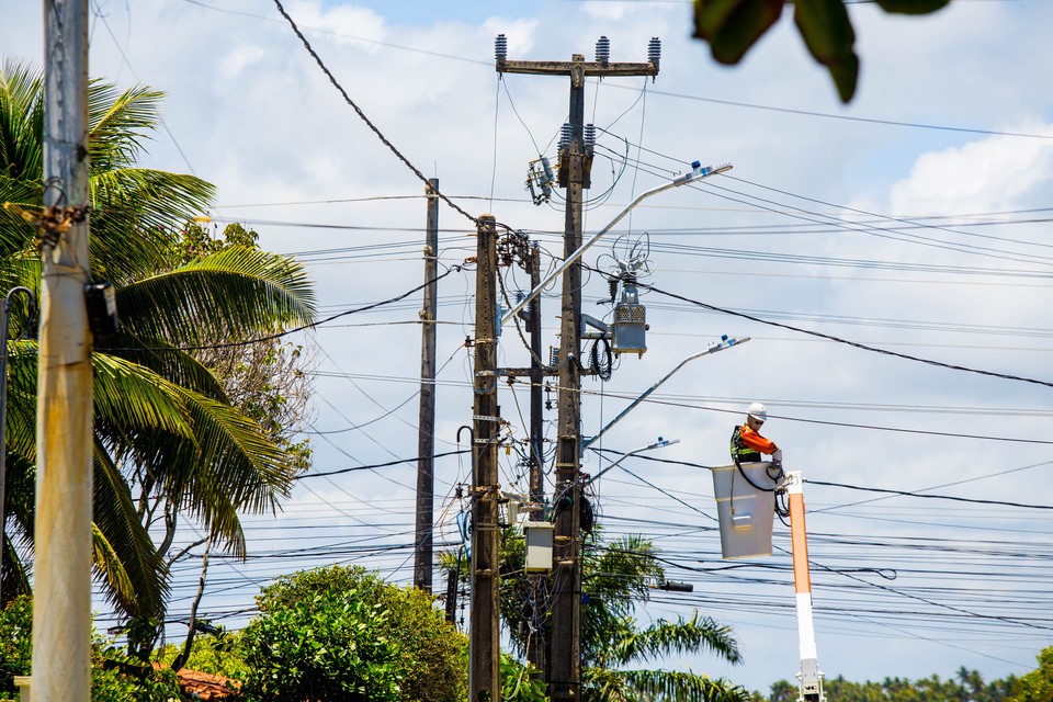 Fios irregulares esto sendo retirado de postes  (Foto: Neoenergia Pernambuco )