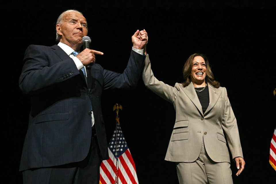 
Cnticos de "Obrigado Joe!" ressoaram entre os apoiadores  (foto: Brendan SMIALOWSKI / AFP)