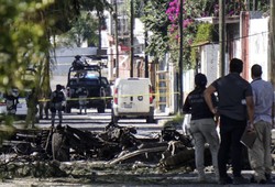 Trs policiais ficam feridos em exploso de carro-bomba no Mxico (foto: Mario ARMAS / AFP)