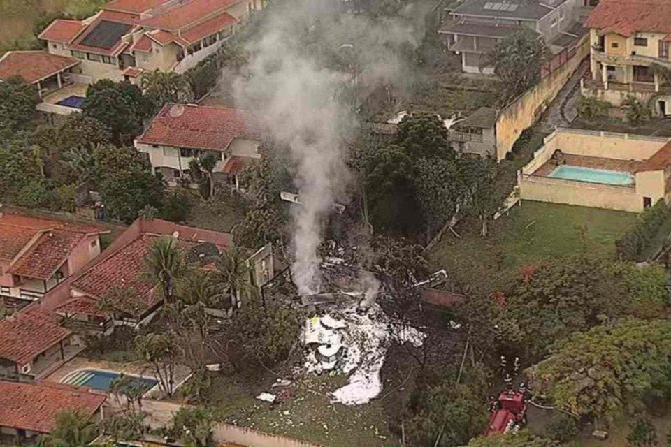 
rea de condomnio onde avio caiu em Vinhedo (SP); 61 pessoas estavam na aeronave (foto: Reproduo/TV Globo)