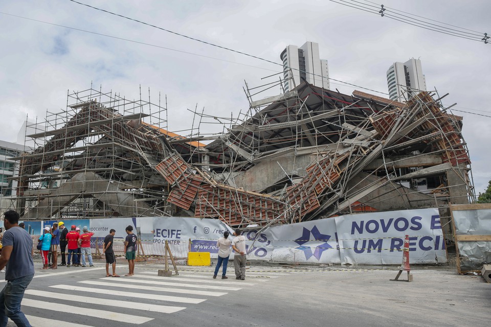 Parte da estrutura do Recife Expo Center desabou, nesta tera (9), deixando feridos e estragos  (Foto: Rafael Vieira/DP )