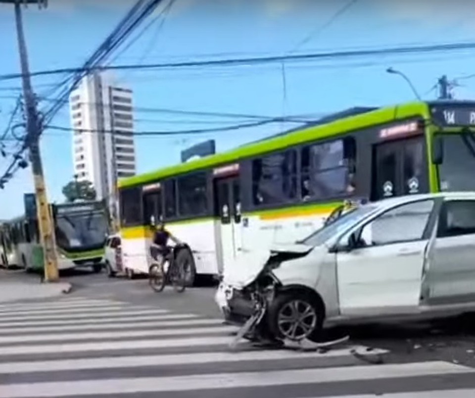 carro branco ficou no meio da rua aps bater em ambulncia do Samu  (Foto: Redes Sociais )