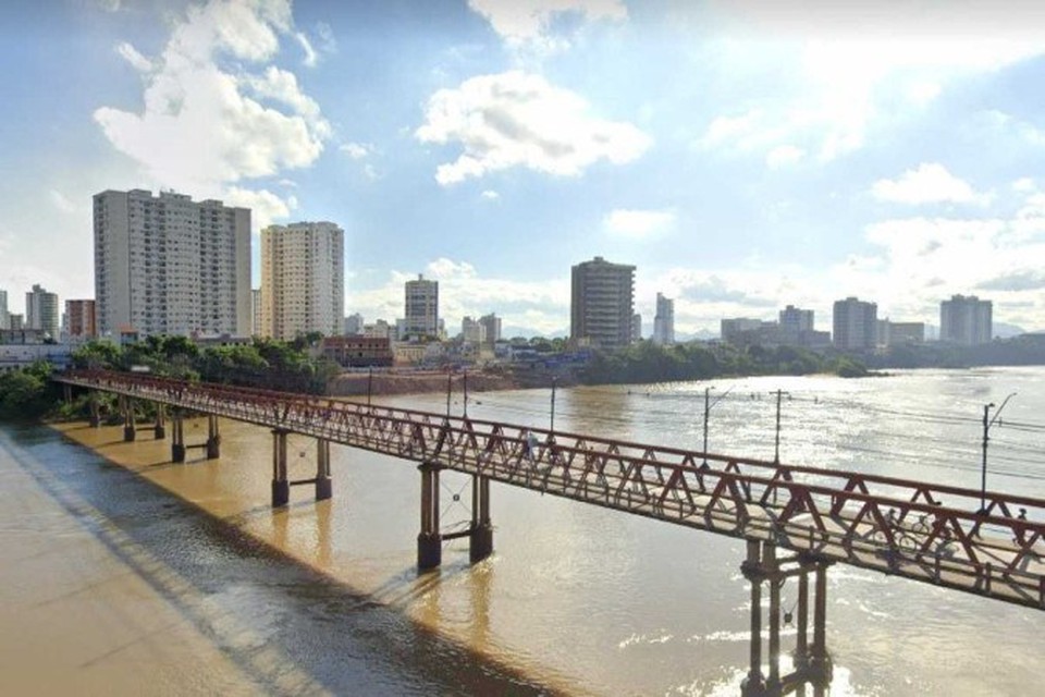 
Caso ocorreu na ponte Barcelos Martins, no municpio de Campos dos Goytacazes, no Rio de Janeiro  (foto: Reproduo/Google Street View)