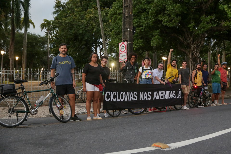 Os manifestante se reuniram nesta sexta (26), no bairro de Santo Antnio, no Centro do Recife  (Foto: Rafael Vieira/DP )