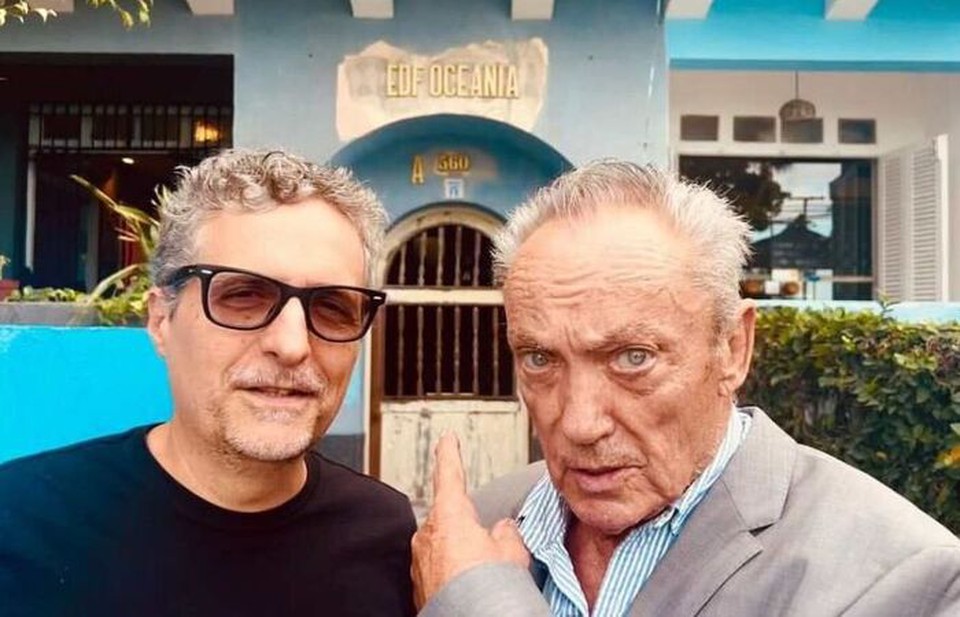  (Kleber Mendona Filho e Udo Kier em frente ao Edf. Oceania. Foto/reproduo: redes sociais)