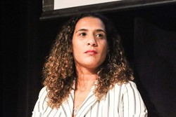 "Ns no estamos sozinhas e acho que nunca estaremos sozinhas. Se a gente passa o microfone para cada uma de vocs, certamente a gente ter muitas histrias em comum", afirmou a ministra em evento