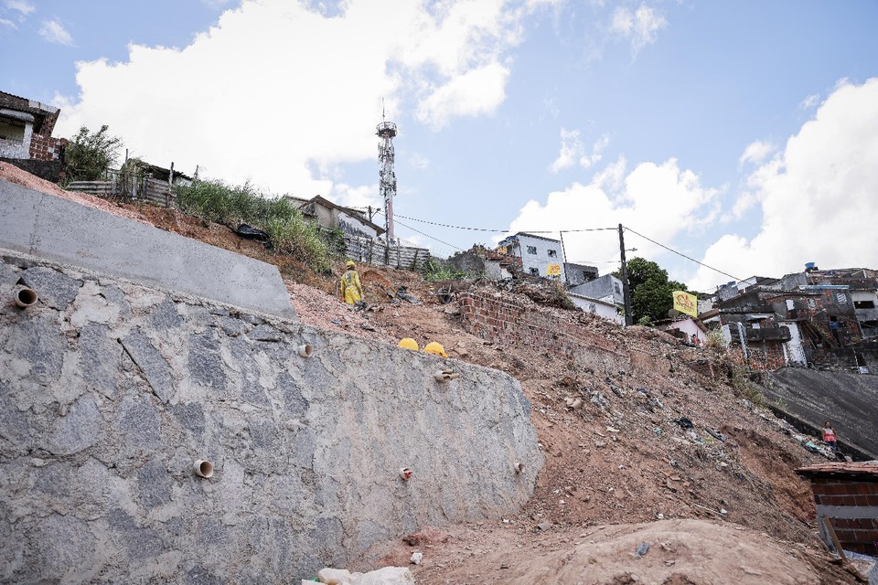 Obra em encosta beneficia 150 mordores da rea (Foto: Prefeitura do Recife/ Divulgao )